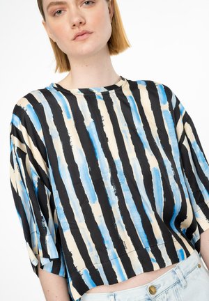 Top a maniche corte con motivo a righe in nero, blu e beige. Realizzato in tessuto morbido, presenta un collo rotondo e un design corto.