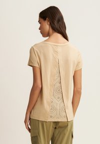 Freddy POSTERIORE IN SANGALLO - Camiseta estampada - irish cream