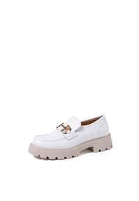 Mocassino in pelle bianca con fibbia dorata e punta arrotondata. Presenta una robusta suola piattaforma beige con scanalature profonde per una migliore aderenza.