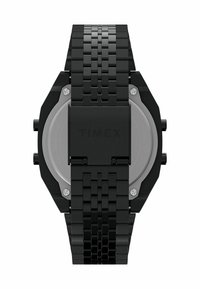 Montre numérique noire avec un boîtier octagonal, un bracelet en maille et des accents argentés. Ses caractéristiques incluent un design minimaliste et une résistance à l'eau jusqu'à 30 mètres.