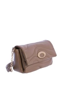 Bolso de mano de cuero marrón con un diseño de acolchado ondulado, una tapa magnética y un acento circular en tono dorado. Cuenta con una correa de cadena para llevar.