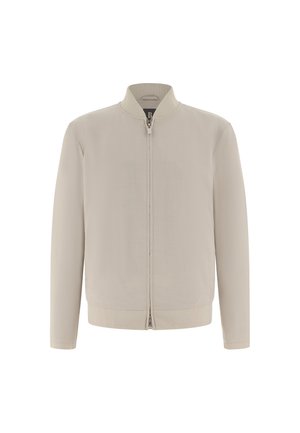 Hellbeige Bomberjacke mit einem Frontreißverschluss, geripptem Kragen, Bündchen und Saum, vor weißem Hintergrund dargestellt.