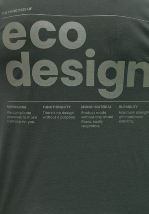 Tamna zelena majica s otisnutim bijelim tekstom koji opisuje principe ekološkog dizajna, uključujući minimalizam, funkcionalnost i izdržljivost.