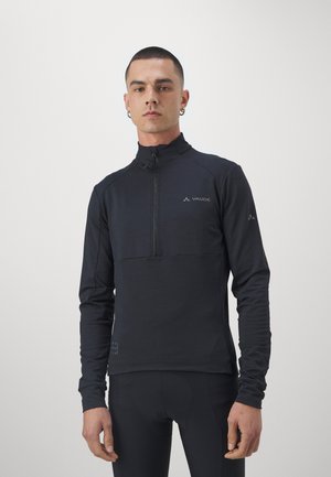 Haut noir à manches longues zippé, avec un col haut, fabriqué à partir d'un tissu lisse et extensible ; présente un logo sur la poitrine et des accents réfléchissants.