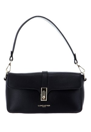 Borsa a tracolla in pelle nera con finitura testurizzata, chiusura a lucchetto dorato e tracolla regolabile. Presenta il nome del marchio "LANCASTER" in oro.