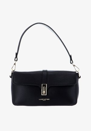 Zwarte leren handtas met een textuurafwerking, een gouden sluiting en een verstelbare schouderband. Bevat de merknaam "LANCASTER" in goud.