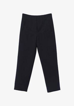 Pantaloni neri su misura con design a gamba dritta, caratterizzati da pieghe frontali e tasche laterali. Realizzati in un tessuto morbido.