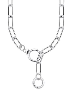 Silberne Halskette mit verlängerten Gliedern, mit einem Knebelverschluss mit kleinem schwarzen Stein-Akzent und einem hängenden runden Ring.