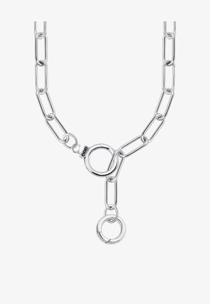Silberne Halskette mit verlängerten Gliedern, mit einem Knebelverschluss mit kleinem schwarzen Stein-Akzent und einem hängenden runden Ring.