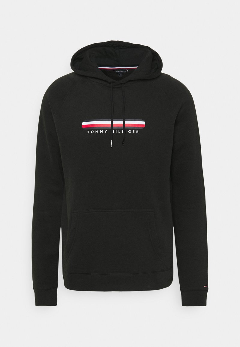 Zwarte capuchontrui van soepel materiaal, met een voorzak, koordjes en een wit logo met rode en blauwe accenten op de borst.