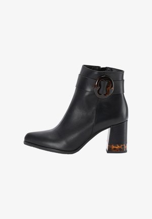 Czarne skórzane botki za kostkę na szerokim obcasie z details tortoise shell i dekoracyjnym okrągłym klamrą na bocznym pasku.