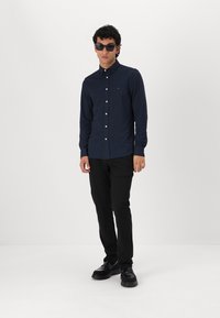 Tommy Hilfiger DENTON TECH CHINO - Chinos - black