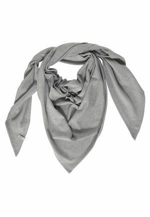 Jasnoszary trójkątny bawełniany szalik luźno złożony, z końcami zwisającymi, ukazujący miękką fakturę i małą białą metkę z tkaniny w jednym rogu.