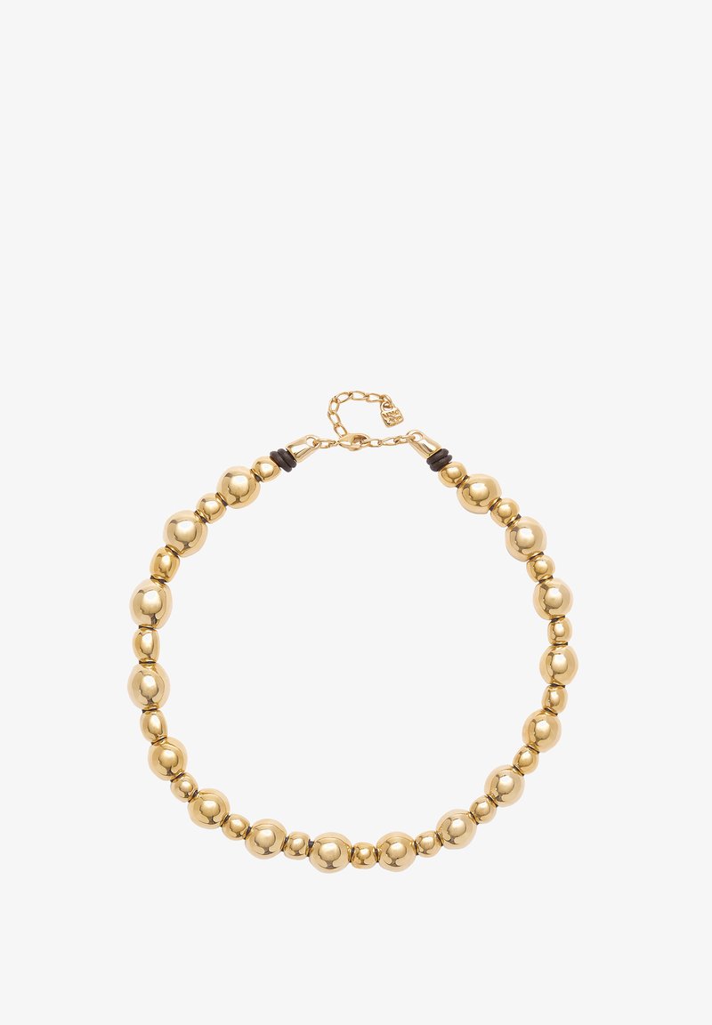 Collier de perles en or composé de perles sphériques polies de tailles variées. Comprend des accents en caoutchouc noir et un fermoir avec une chaîne de rallonge.