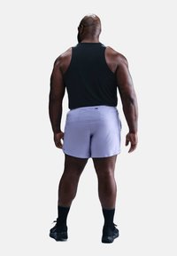 Nike Performance STRIDE - Kurze Sporthose - hydrangeas black