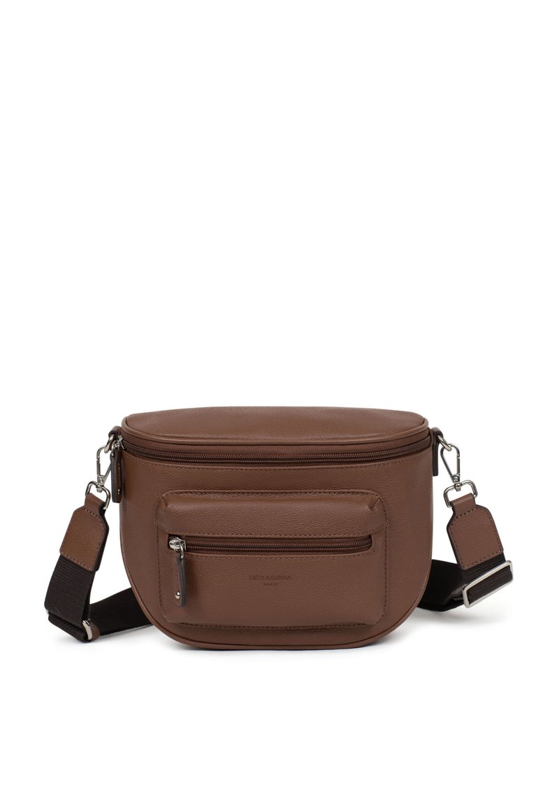 Borsa a tracolla in pelle marrone con una trama liscia, forma curva, chiusura con zip superiore e una tasca frontale con zip aggiuntiva. La cinghia è regolabile.
