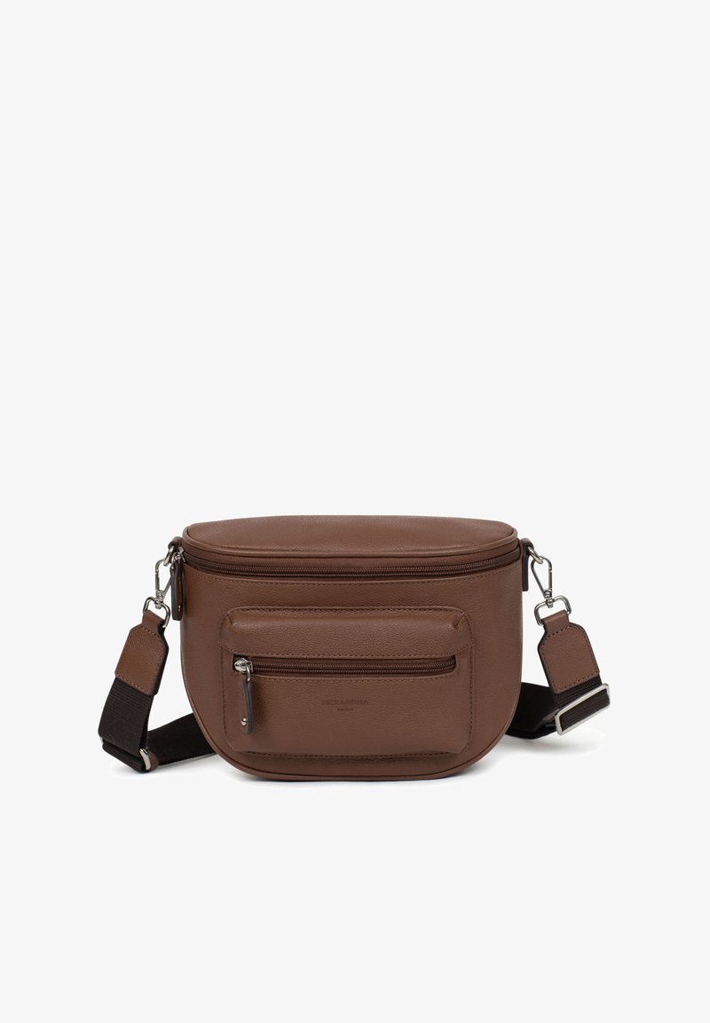 Bruine leren crossbody tas met een gladde textuur, gebogen vorm, bovenste ritsafsluiting en een extra ritsvak aan de voorkant. De schouderriem is verstelbaar.