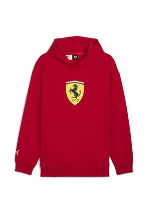 Rød hættetrøje med et gult Ferrari-emblem på fronten og et hvidt Puma-logo på venstre ærme.