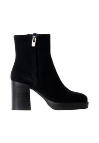 Botines de ante negros con cremallera lateral, punta redondeada y tacón grueso texturizado. Superficie suave con un diseño minimalista.