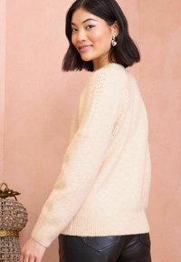 Love & Roses REGULAR FIT - SCATTERED SEQUIN BOW - Pulover - camel
