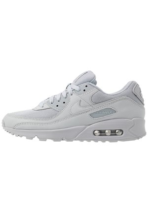 Baskets Nike Air Max gris clair avec dessus en mesh et cuir, coussin d'air visible dans la semelle et fermeture à lacets.