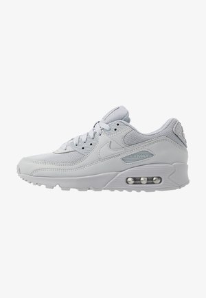 Jasnoszare buty sportowe Nike Air Max z siateczkową i skórzaną cholewką, widoczną poduszką powietrzną w podeszwie i zapinane na sznurowadła.