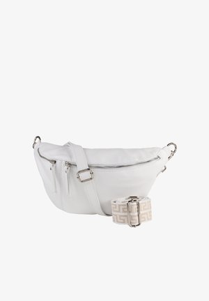 Sac banane en cuir blanc avec fermetures éclair argentées, bandoulière blanche ajustable attachée, et bandoulière beige à motifs distincte avec boucle métallique ajustable.