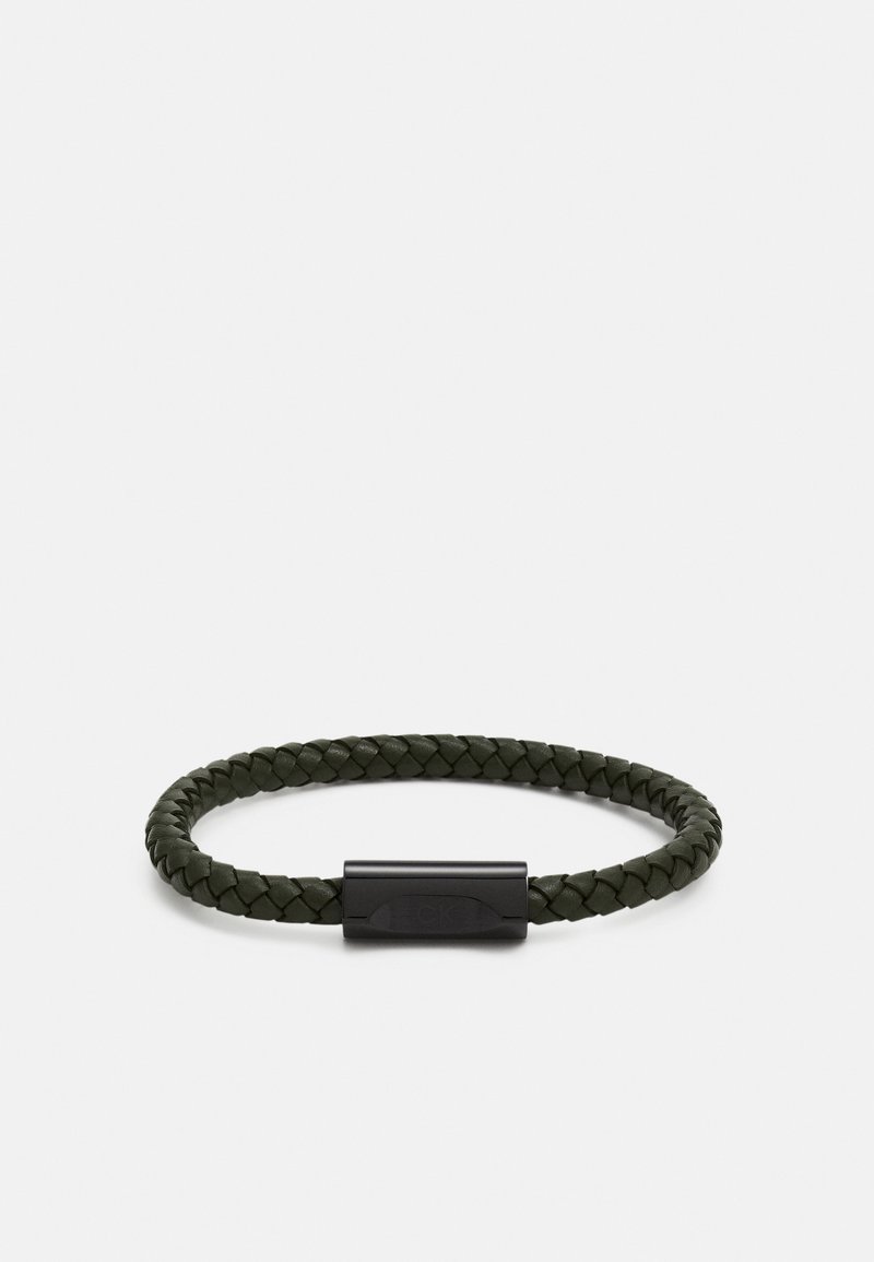 Bracciale in pelle intrecciata verde con chiusura in metallo nero. Design semplice, texture liscia e forma rotonda.