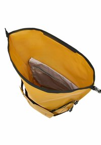 Borsa a tracolla gialla con bordi neri. Interno con una tasca in rete e foderatura liscia. Materiale resistente con spallacci regolabili.