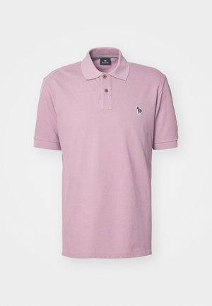 Lys rosa polo skjorte laget av bomull, med en to-knapps åpning og et brodert dyrelogo på venstre bryst. Korte ermer.