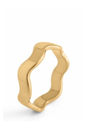 Anillo de oro con un diseño de banda ondulada e irregular, liso y pulido, mostrado sobre un fondo blanco.