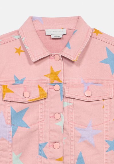 Ροζ τζην μπουφάν με πολύχρωμα σχέδια αστεριών σε μπλε, κίτρινο και ανοιχτό μωβ. Διαθέτει τσέπες στο στήθος και ροζ κουμπιά τύπου σνάπ.