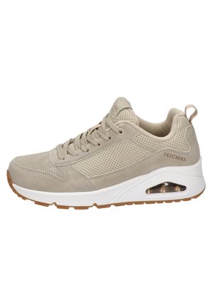 Beige Skechers sneaker med perforeret ruskindsoverdel, snørelukning foran, polstret krave, hvid mellemsål med synlig luftstød, og gummiydersål.