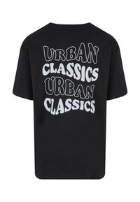 Melnā t-kreklā ir drosmīgs, viļņots balts teksts "URBAN CLASSICS", kas atkārtojas uz muguras. Tas ir izgatavots no kokvilnas, ar brīvu piegriezumu un īsām piedurknēm.