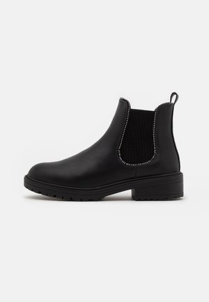 Sort læder Chelsea-støvle med elastisk sidepanel, dekorativ pyntenitter, trækflig ved hælen og chunky gummisål med lav hæl.