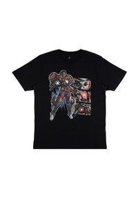 Sort bomulds T-shirt med et grafisk design af en karakter i rød og grå rustning, med mekaniske elementer og klare farver.
