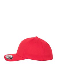 Rode baseballcap met een gebogen vizier, gemaakt van stof, met een effen kleur, meerdere ventilatiegaten en een vlakke zweetband aan de binnenkant.