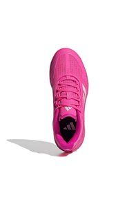 Scarpa atletica rosa con tomaia sintetica testurizzata, design con lacci e fodera interna nera. Presenta un marchio bianco sui lati e sulla linguetta.