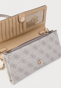 Portafoglio clutch grigio chiaro in tessuto con motivo a diamante, ferrature dorate, finestra trasparente per documento d'identità e interno in pelle beige con scomparti per carte.