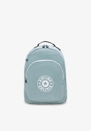 Un sac à dos bleu clair avec une finition texturée, doté d'une forme arrondie, de fermetures éclair et d'un logo circulaire blanc à l'avant.