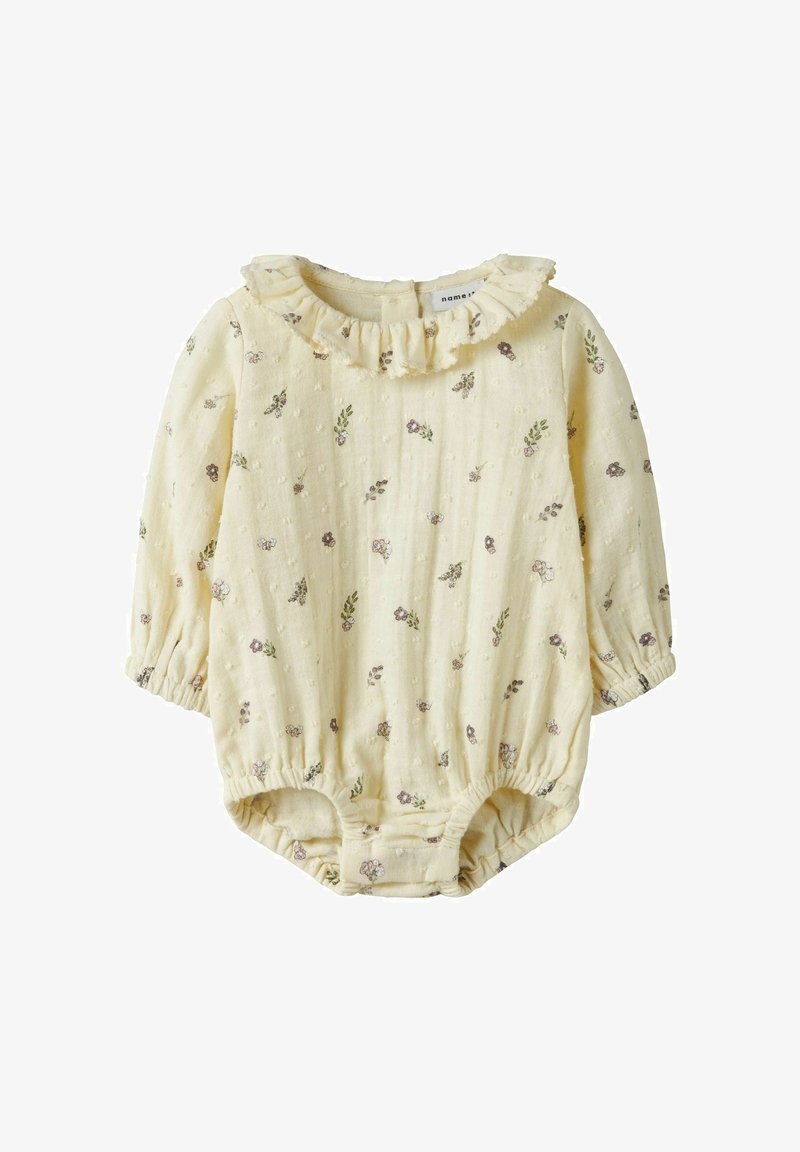 Kremfarget babyromper med lange ermer, volangkrage og små lilla og grønne blomstertrykk, elastiske mansjetter og benåpninger.