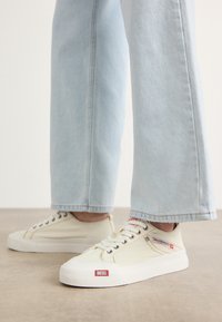 Δεν επιλέχθηκε, white