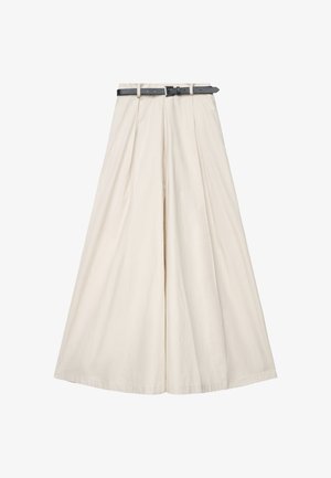 Pantaloni beige a vita alta e gamba larga con pieghe frontali e cintura nera con fibbia argentata su sfondo bianco.