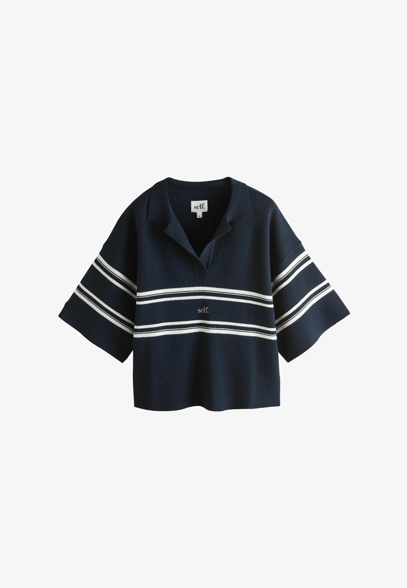 Cămașă bleumarin cu mâneci scurte, dungi albe orizontale pe piept și mâneci, guler, și textul „self.” pe piept și etichetă.