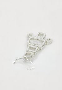 Sudraba ģeometriskie auskari ar daudzfaktoru dizainu, skaidrām akcentiem, āķa aizdari un taisnstūra un sešstūra formu kombināciju.