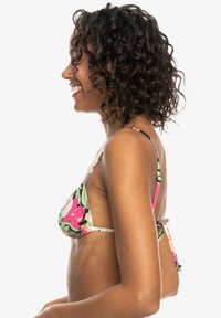 Bikini-top met een bloemmotief in roze en groene tinten, gemaakt van een gladde stof, met verstelbare bandjes en een striksluiting aan de achterkant.