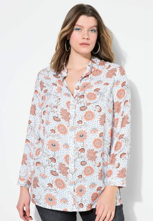 Chemise à manches longues à boutons de couleur bleu clair avec un motif floral orange et brun. Tissu doux, détail du col et coupe décontractée.
