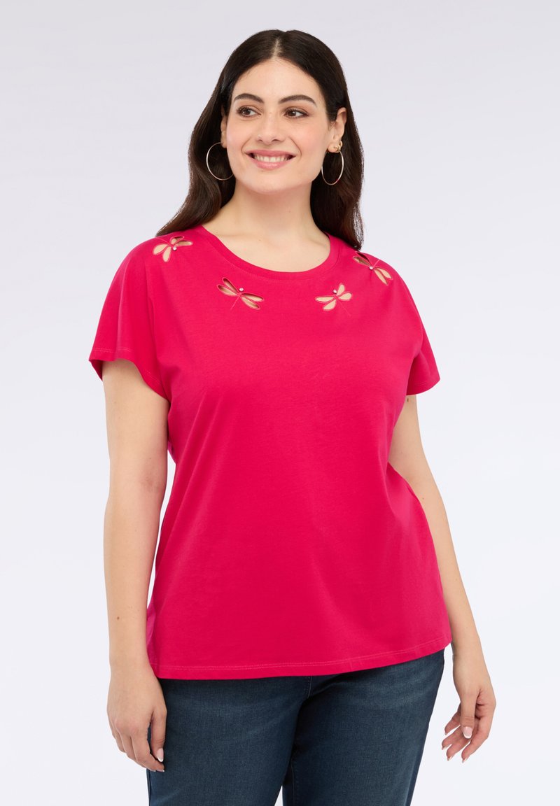 Fuksia T-paita, jossa on pyöreä pääntie, lyhyet hihat ja koristeelliset aukot, jotka muistuttavat lohikäärmeitä hartioilla. Pehmeä puuvillamateriaali.