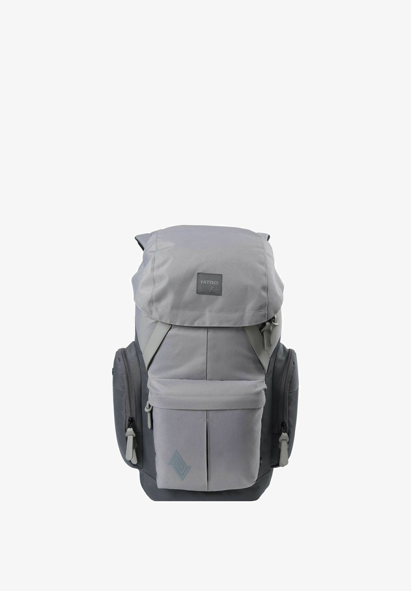 Grauem Rucksack mit weicher Textur, mehreren Fächern, verstellbaren Trägern und einem umklappbaren Deckel, der ein Logo auf der Vorderseite hat.
