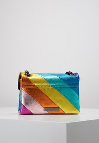Bolso de piel multicolor con franjas metálicas diagonales en naranja, rosa, azul, verde y amarillo. Cuenta con una solapa superior y hardware con logotipo.